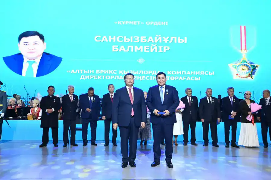 Вручены государственные награды ко Дню Республики (8)