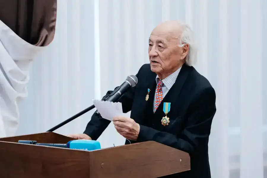 В Западно-Казахстанской области ко Дню Республики вручены государственные награды (2)