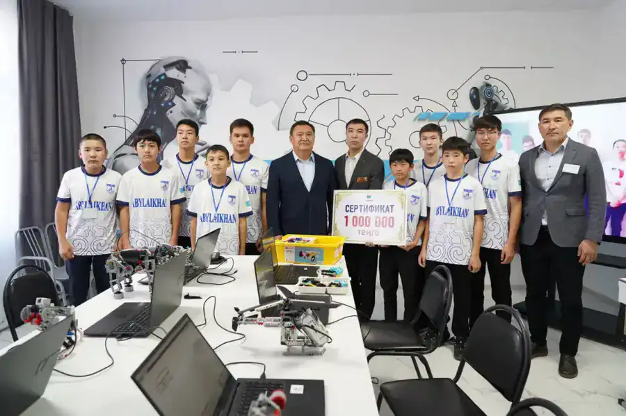 Марат Ахметжанов встретился со школьниками из села Кызылагаш, покорившим Италию своими роботами (4)