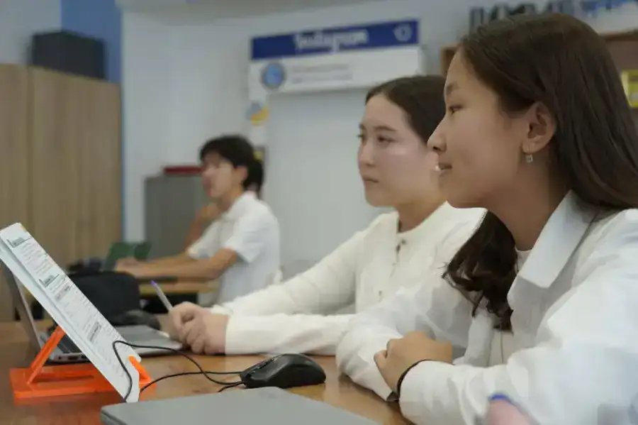 Столичный учитель успешно применяет ИИ в обучении школьников (3)