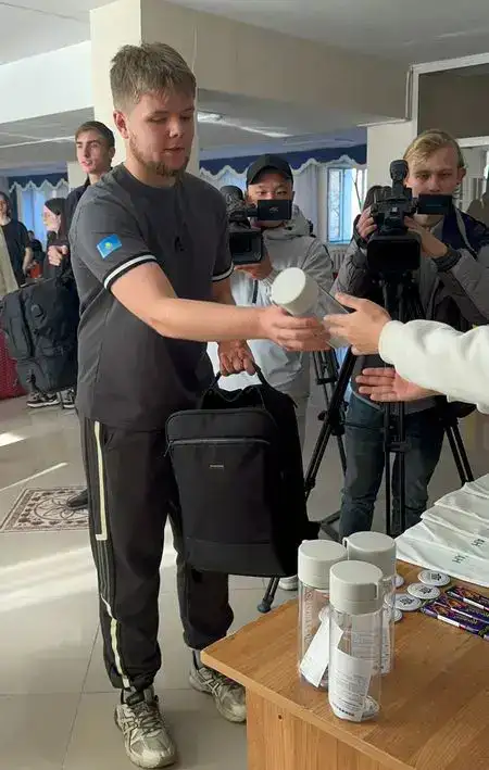 Сдал бутылки — получил подарок: студенты КарИУ участвуют в сборе пластика (3)