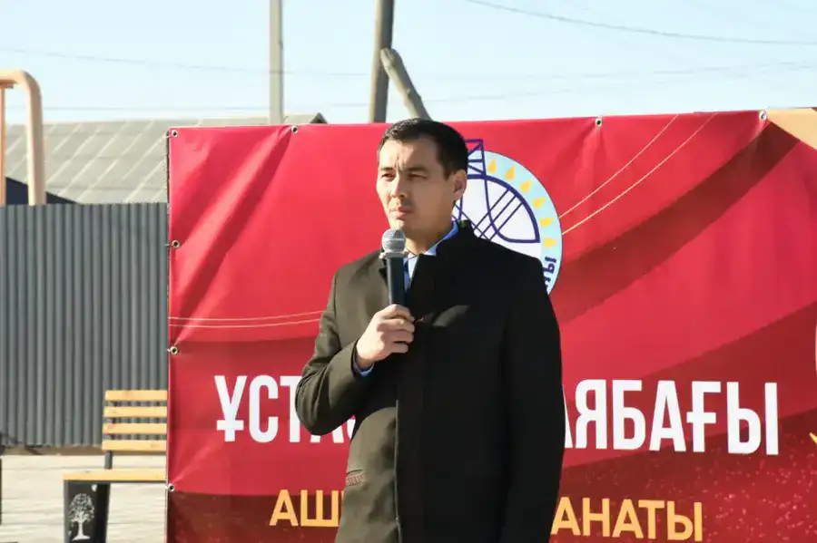 В Исатайском районе открылся Парк учителя (2)