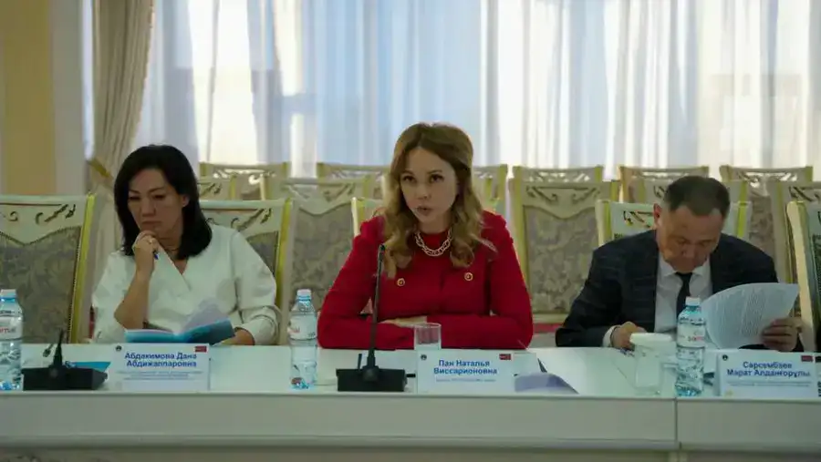 Институт законодательства и правовой информации провел круглый стол на тему «Реализация приоритетных задач по совершенствованию нормотворчества и правового информирования населения в контексте Послания Президента Республики Казахстан» (4)