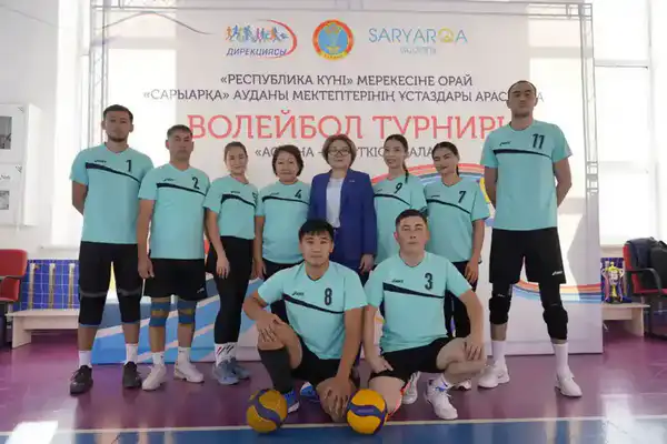 День Республики: в Астане прошел турнир по волейболу среди учителей (7)
