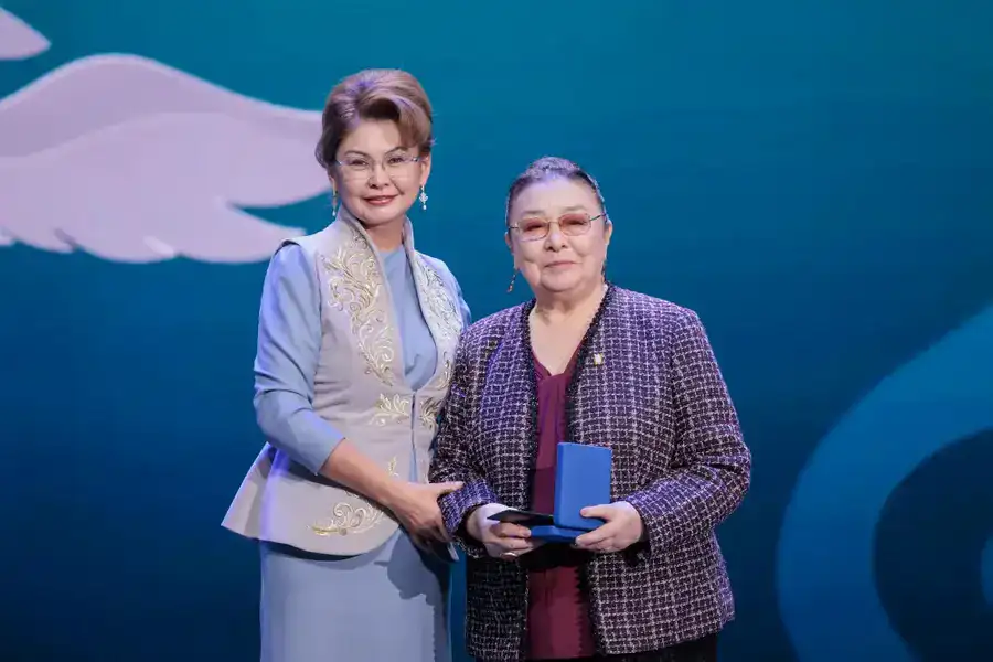 Аида Балаева вручила государственные награды деятелям культуры и медиасферы (2)