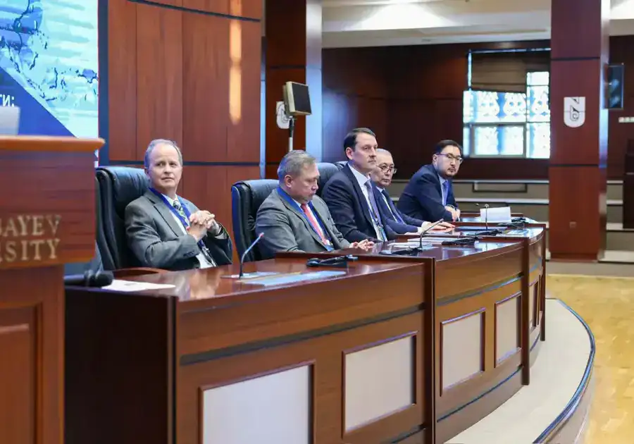 В Назарбаев Университете состоялась конференция, посвящённая десятилетию внедрения международных стандартов CRIRSCO в Казахстане. Организаторами выступили Ассоциация KAZRC, ПОНЭН и Школа горного дела и наук о Земле (NU SMG) (5)