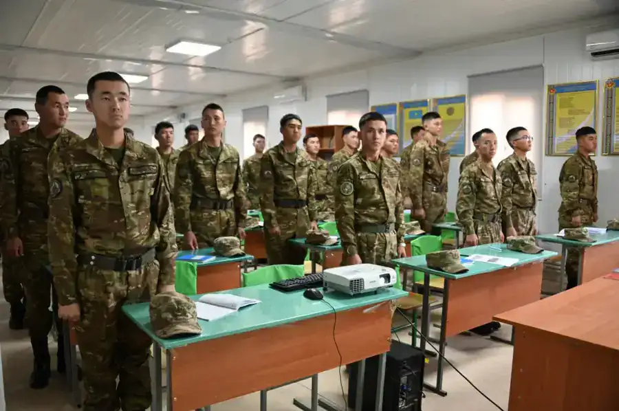 В воинских частях Актау и Бейнеу побывали столичные журналисты (8)