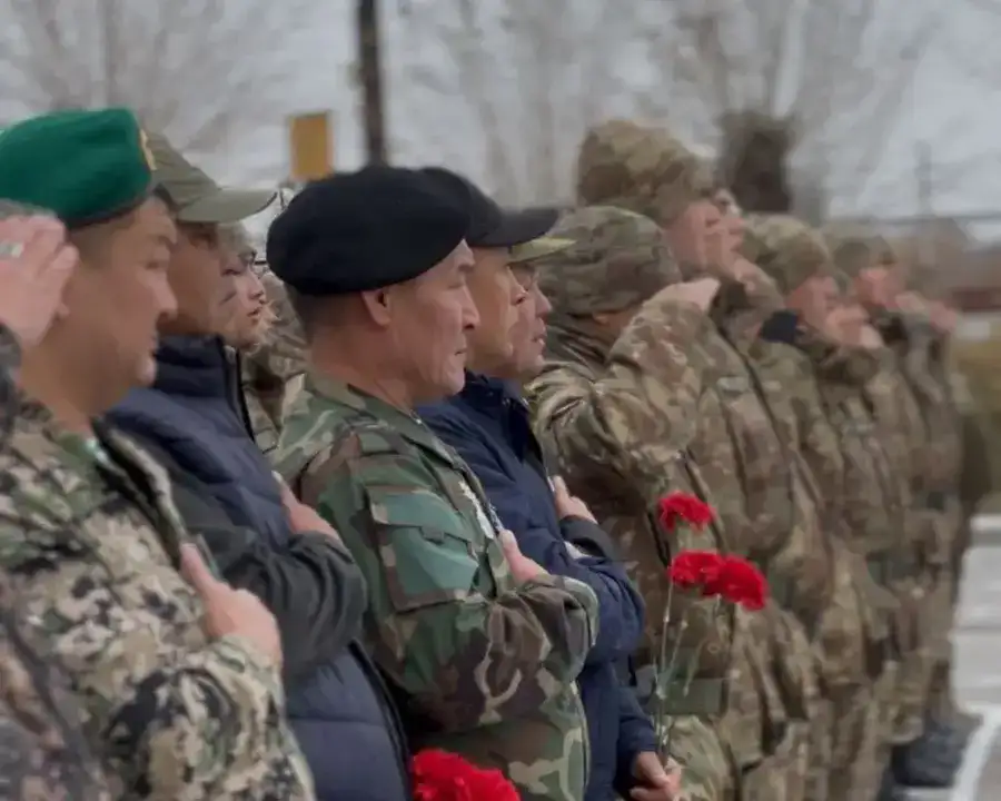В Атбасаре открыт мемориал, посвящённый 17 воинам, погибшим на таджико-афганской границе (3)