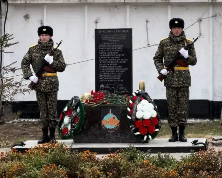 В Атбасаре открыт мемориал, посвящённый 17 воинам, погибшим на таджико-афганской границе (5)