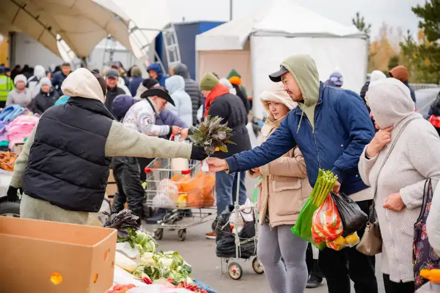 Доступные цены и 700 тонн свежих продуктов: в Астане прошла ярмарка аграриев из Карагандинской и Восточно-Казахстанской областей (9)