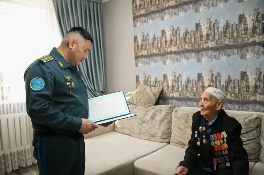 В Астане военнослужащие поздравили ветерана войны Рзагула Байкешева с днем рождения (3)