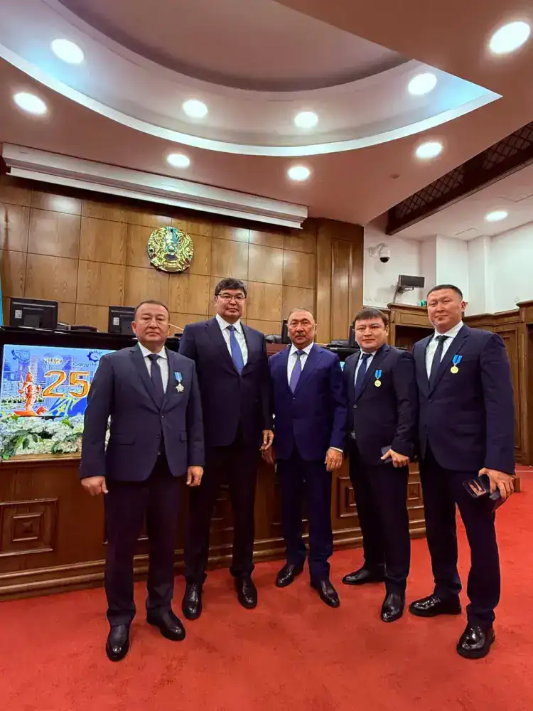 Министр финансов Мади Такиев вручил государственные награды руководителям региональных Департаментов казначейства (6)