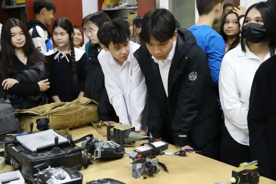 Когда служба – наука: школьники посетили технологический парк Национального университета обороны (8)