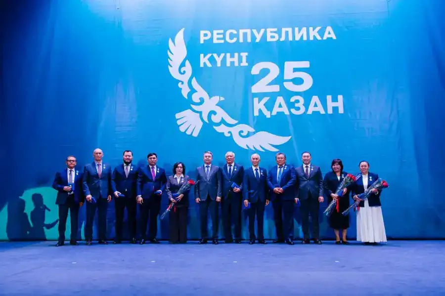 Аким Атырауской области Серик Шапкенов в канун Дня Республики вручил государственные награды (8)