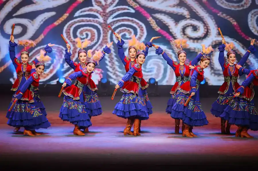 Туркестанские артисты выступили на Международном фестивале Шёлкового пути в городе Сиань (2)