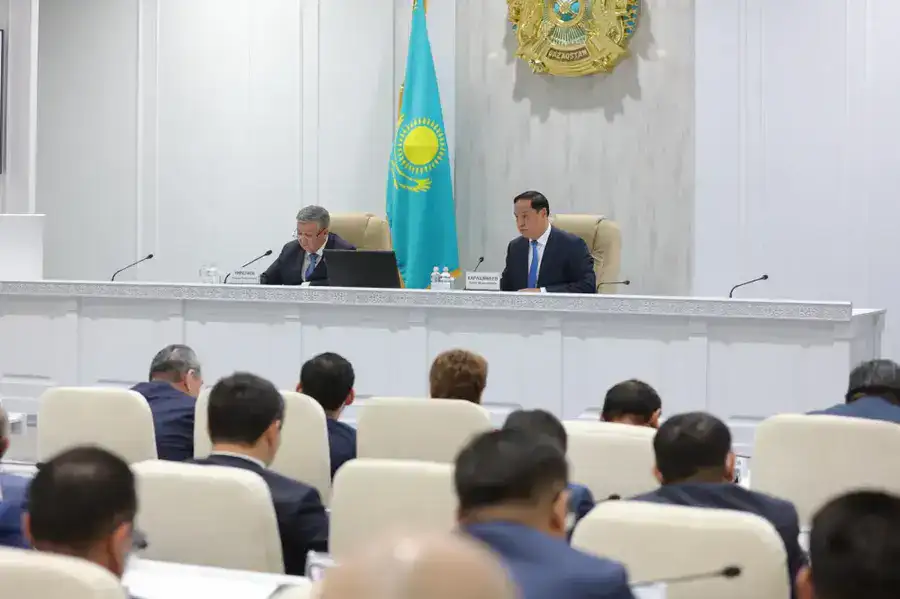 Ербол Карашукеев принял участие во внеочередной сессии областного маслихата (5)