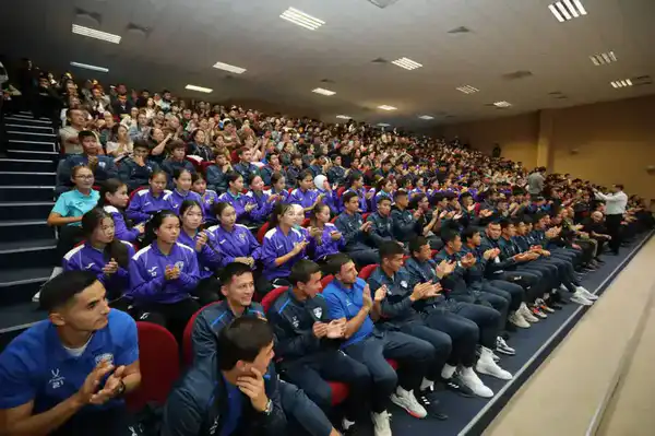 Аким Мангистауской области поздравил футболистов «Каспия» с выходом в Премьер-Лигу (7)