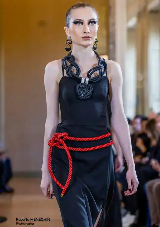 Карагандинский уголь на подиуме Милана: дизайнер Ольга Целлер представила необычную коллекцию украшений (7)