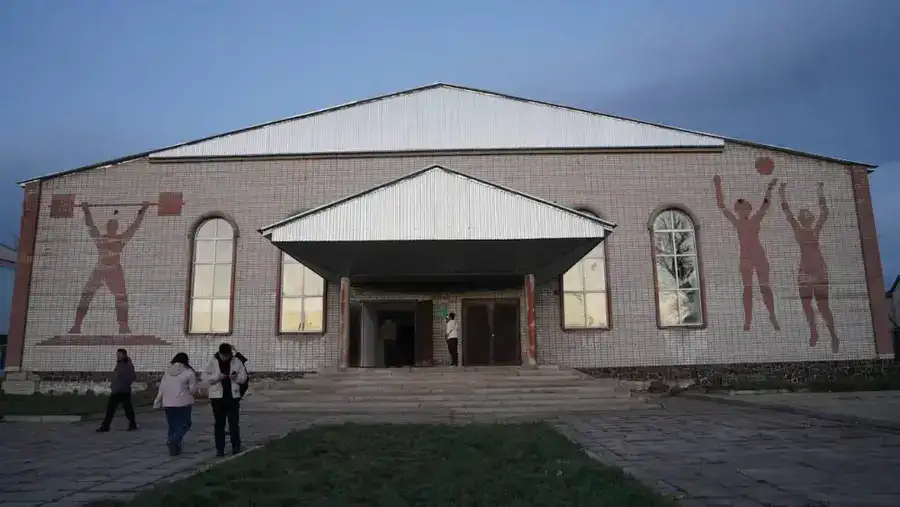 В спорткомплексе села Привольное Уланского района проводится капремонт (7)