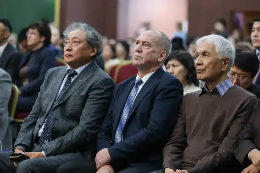 Аким Павлодарской области Асаин Байханов поздравил Торайгыров университет с 65-летием (5)