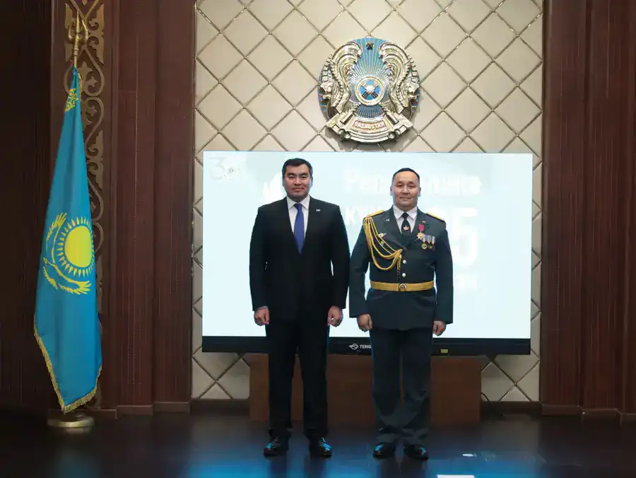 20 спасателей МЧС награждены государственными наградами в честь Дня Республики (4)