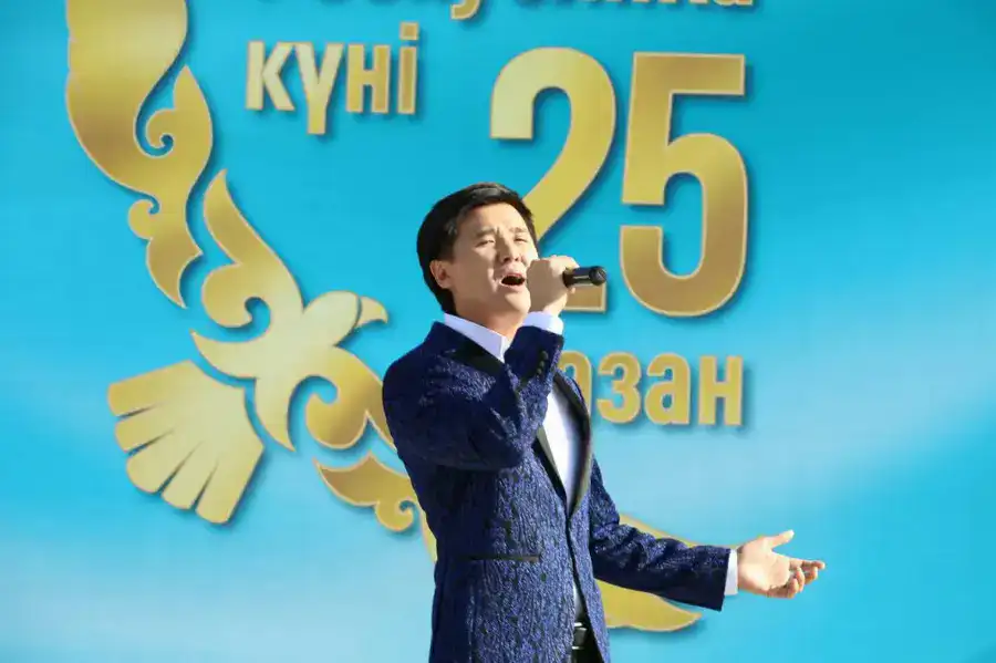 В Актау в честь Дня Республики состоялась церемония поднятия Государственного флага (5)