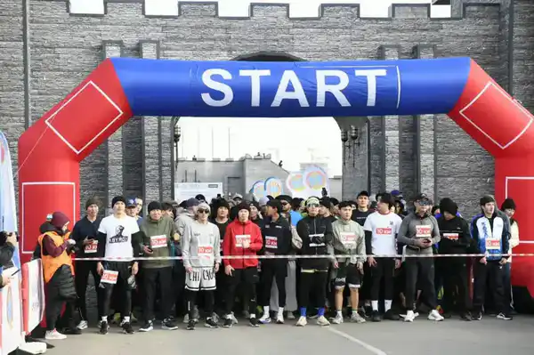 В массовом забеге, посвященном Дню Республики, приняли участие 1500 жителей столицы (8)