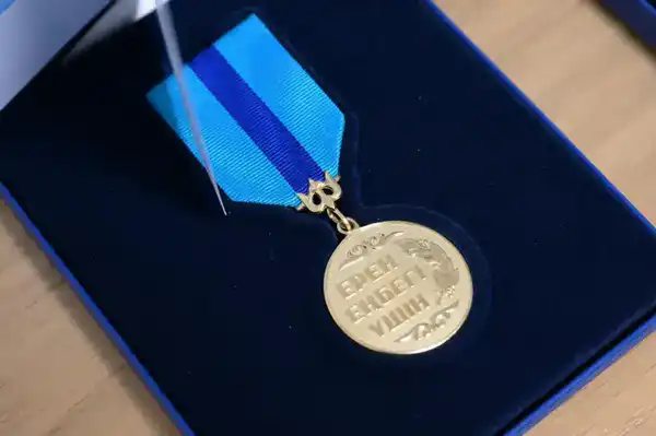 Дархан Сатыбалды вручил алматинцам госнаграды от имени Главы государства ко Дню Республики (5)