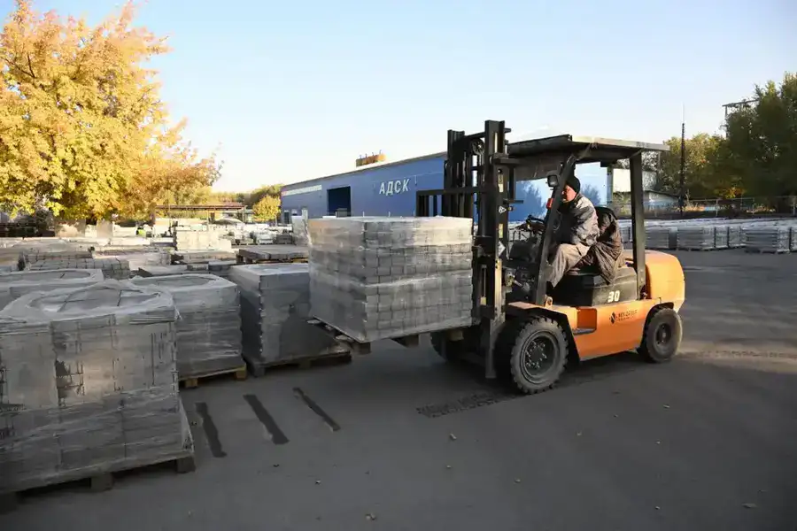 Поддержка местных производителей и единый стиль благоустройства - аким Алматы посетил предприятия и объекты Жетысуского района (2)