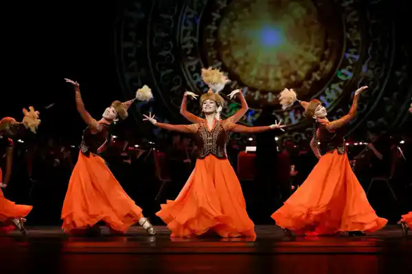 Праздничный концерт «Мәңгі ел»: Премьера хореографических миниатюр «Қарлығаш» и «Құрбылар» (4)