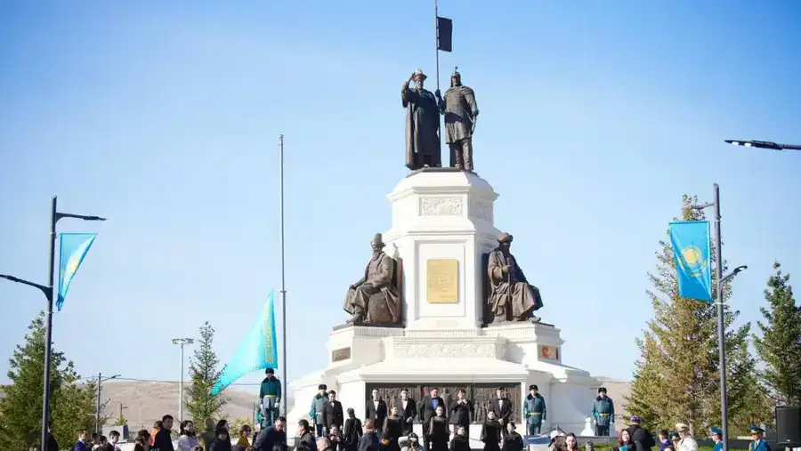 В ВКО прошла церемония поднятия Государственного флага (7)