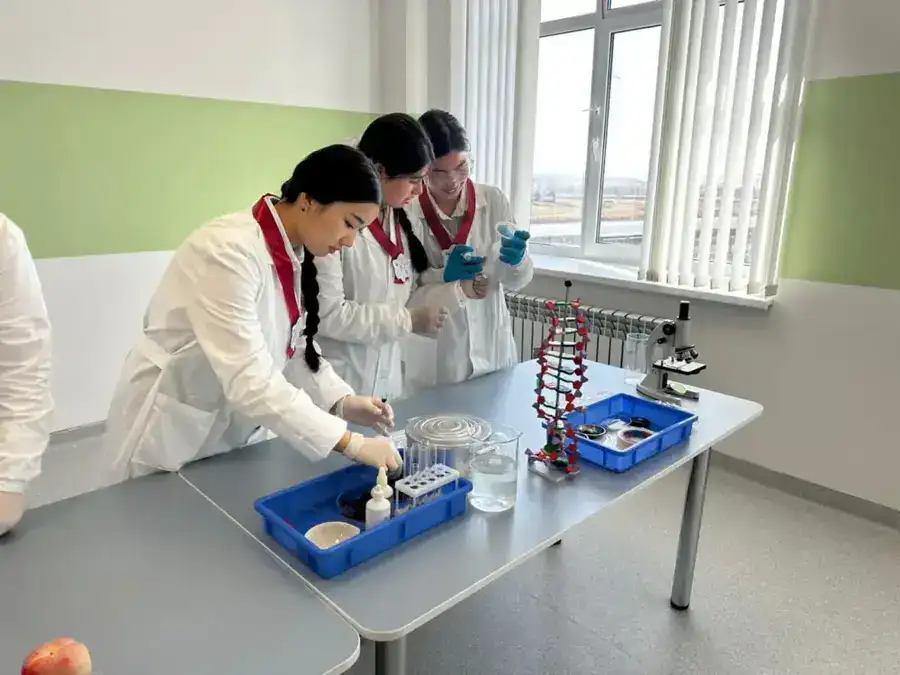 В области Абай в новой школе «Келешек мектеп» прошёл день открытых дверей в необычном формате (5)