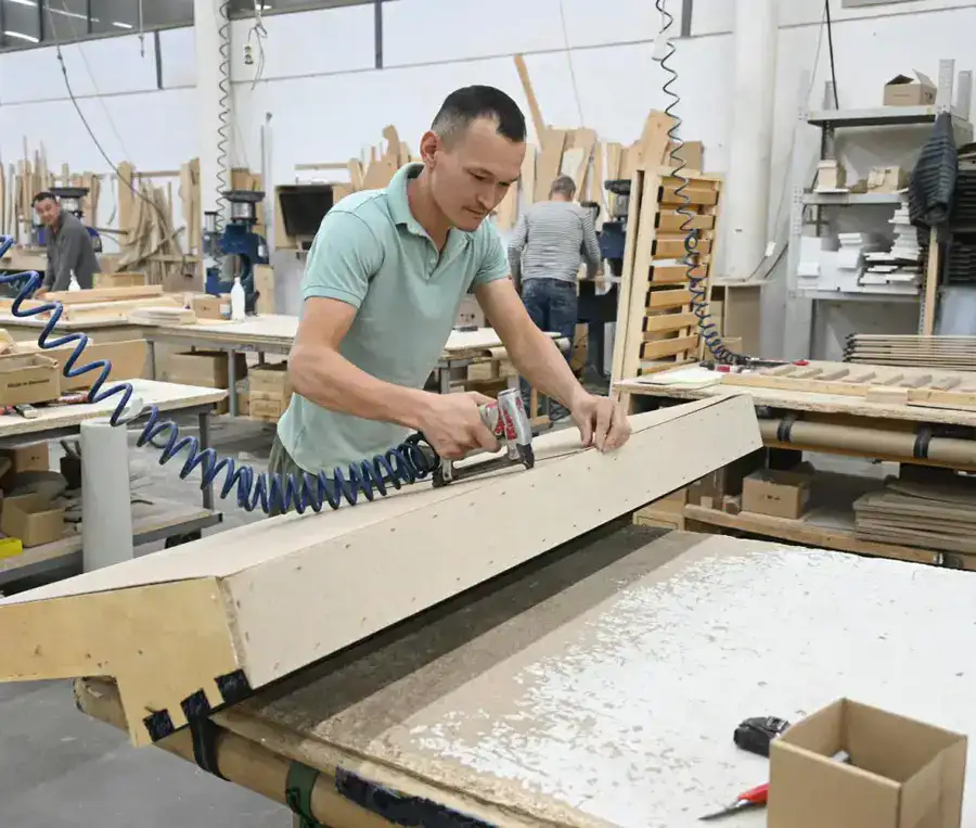 Поддержка местных производителей и единый стиль благоустройства - аким Алматы посетил предприятия и объекты Жетысуского района (7)