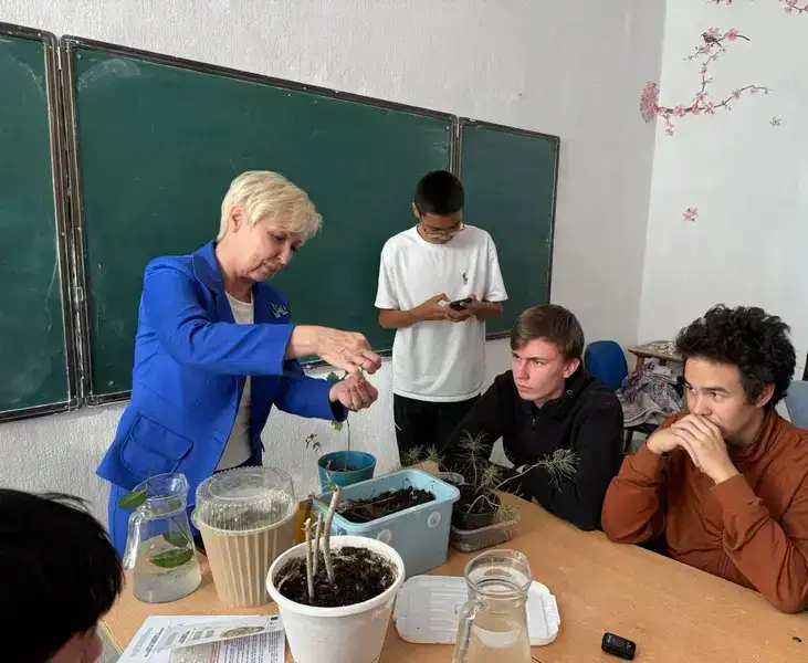 «Таза Қазақстан»: в одной из школ Темиртау прошла экологическая акция «Зелёный уголок» (3)