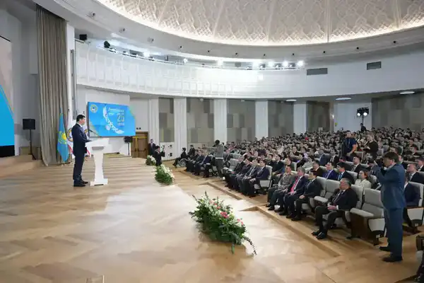 Дархан Сатыбалды вручил алматинцам госнаграды от имени Главы государства ко Дню Республики (2)