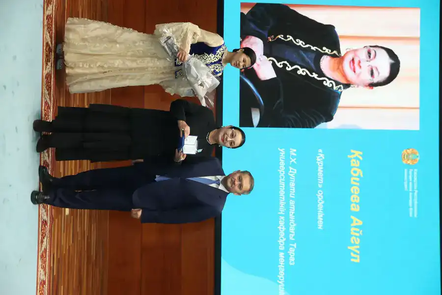 ИСПОЛНЕНИЕ ПОРУЧЕНИЯ ПРЕЗИДЕНТА: МИНИСТР ВРУЧИЛ МОЛОДЫМ УЧЕНЫМ СЕРТИФИКАТЫ НА КВАРТИРЫ (10)