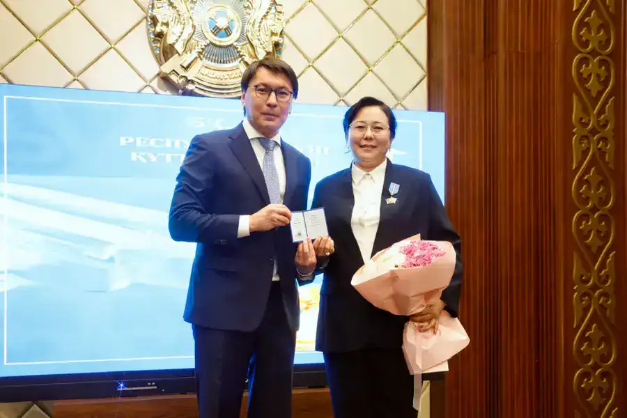 СОТРУДНИКИ АГЕНТСТВА НАГРАЖДЕНЫ В ЧЕСТЬ ДНЯ РЕСПУБЛИКИ (5)