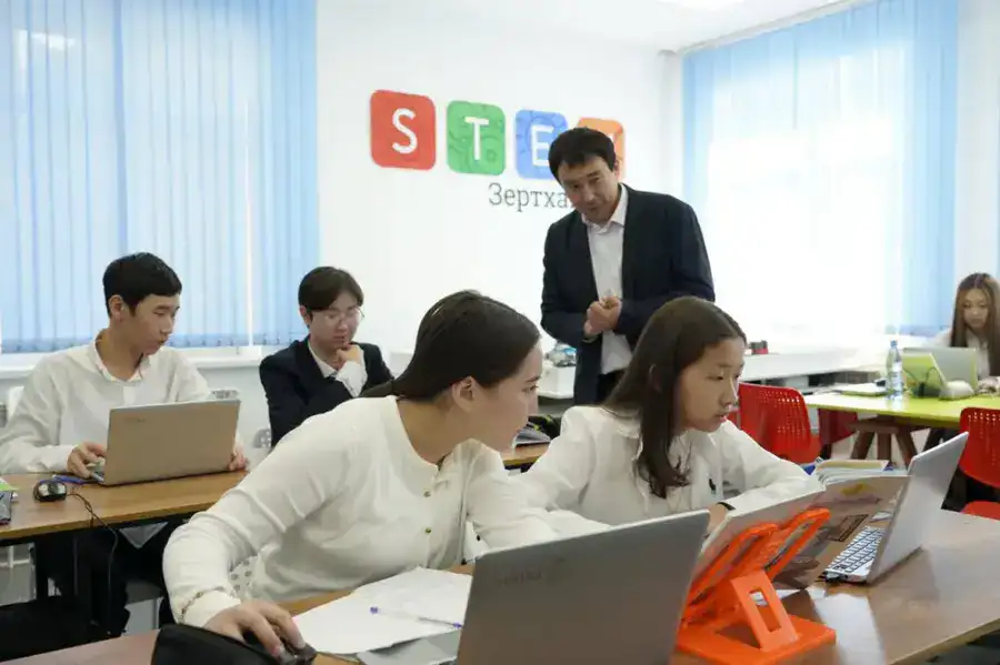 Столичный учитель успешно применяет ИИ в обучении школьников (10)