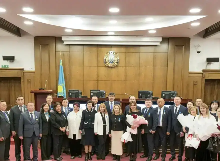 Министр финансов Мади Такиев вручил государственные награды руководителям региональных Департаментов казначейства (10)