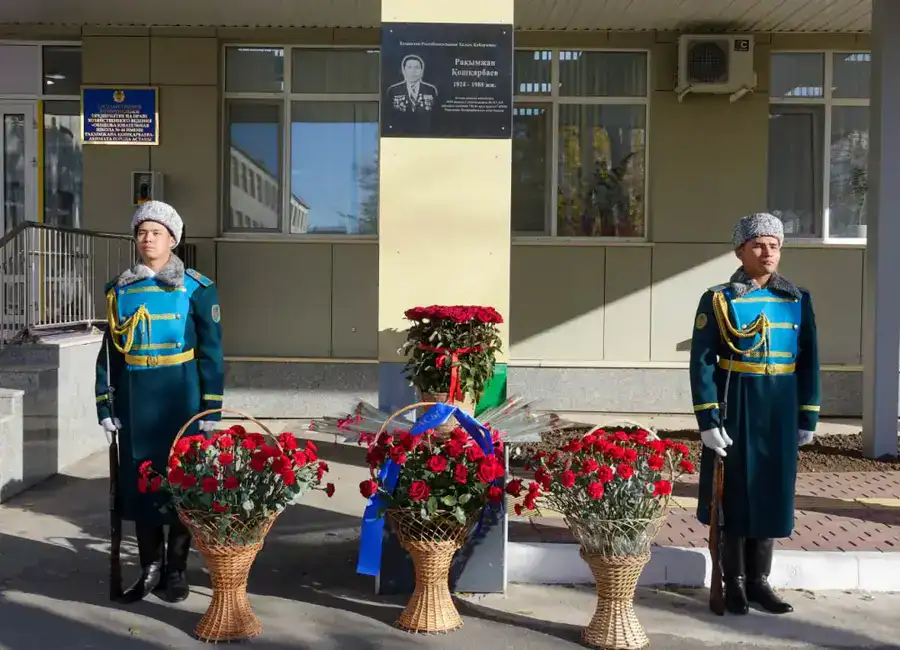 В столичной школе почтили память героя войны Рахимжана Кошкарбаева (6)