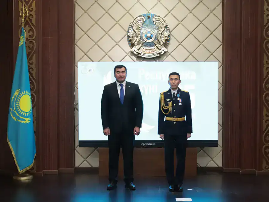 20 спасателей МЧС награждены государственными наградами в честь Дня Республики (10)