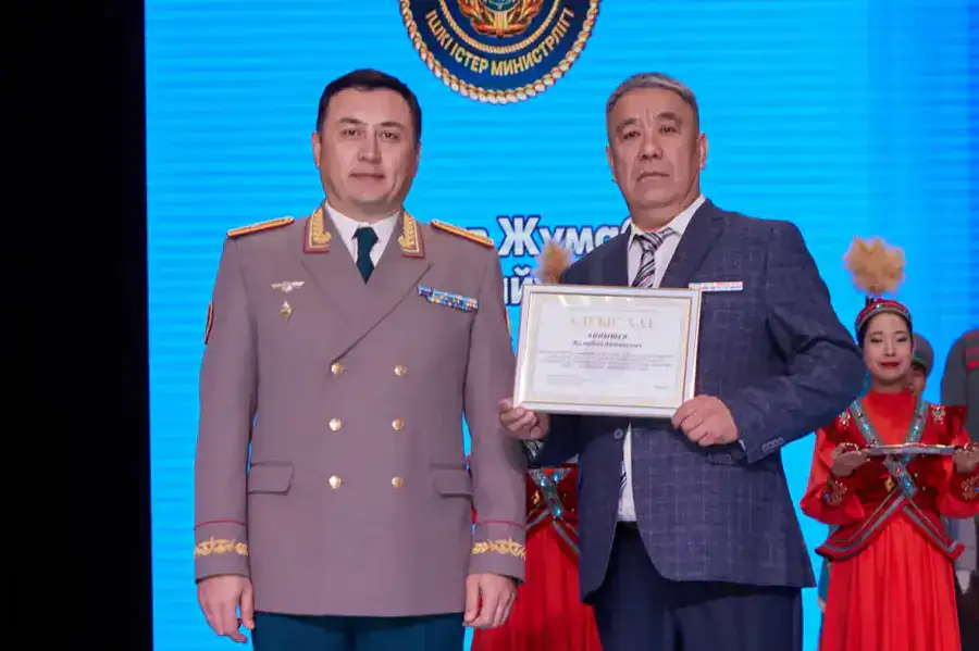 Заместитель министра внутренних дел — Главнокомандующий Нацгвардией поздравил полицейских с Днём Республики (7)