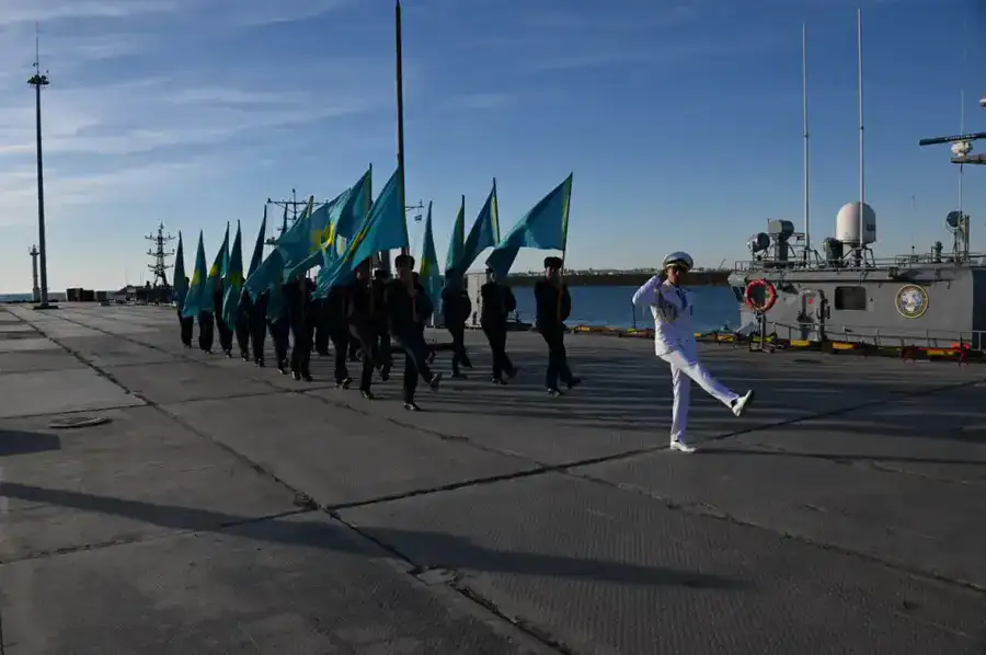 Военные моряки пронесли по Каспийскому морю Государственный флаг Казахстана (4)