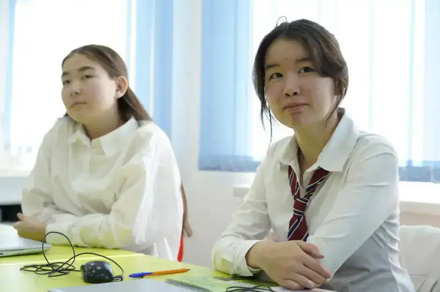 Столичный учитель успешно применяет ИИ в обучении школьников (5)