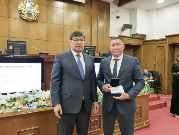 Министр финансов Мади Такиев вручил государственные награды руководителям региональных Департаментов казначейства (3)