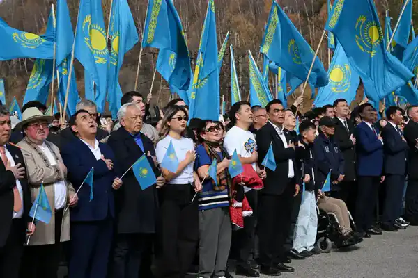 В Алматы в честь Дня Республики состоялась церемония поднятия Государственного флага (10)