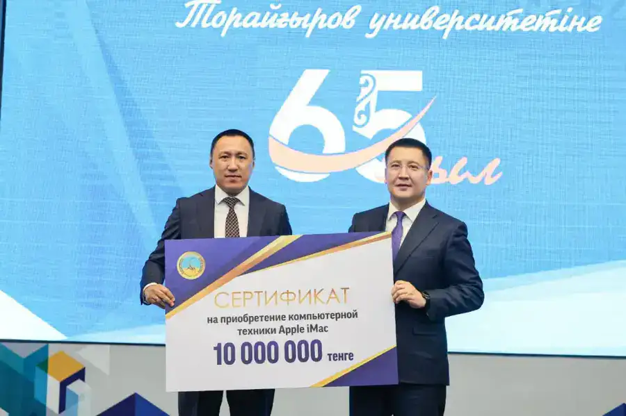Аким Павлодарской области Асаин Байханов поздравил Торайгыров университет с 65-летием (8)