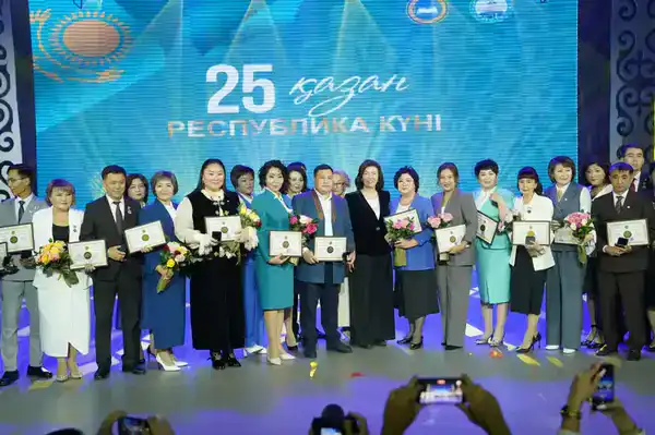 В преддверии Дня Республики министр просвещения вручила 64 учителям звание «Лучший педагог» (9)