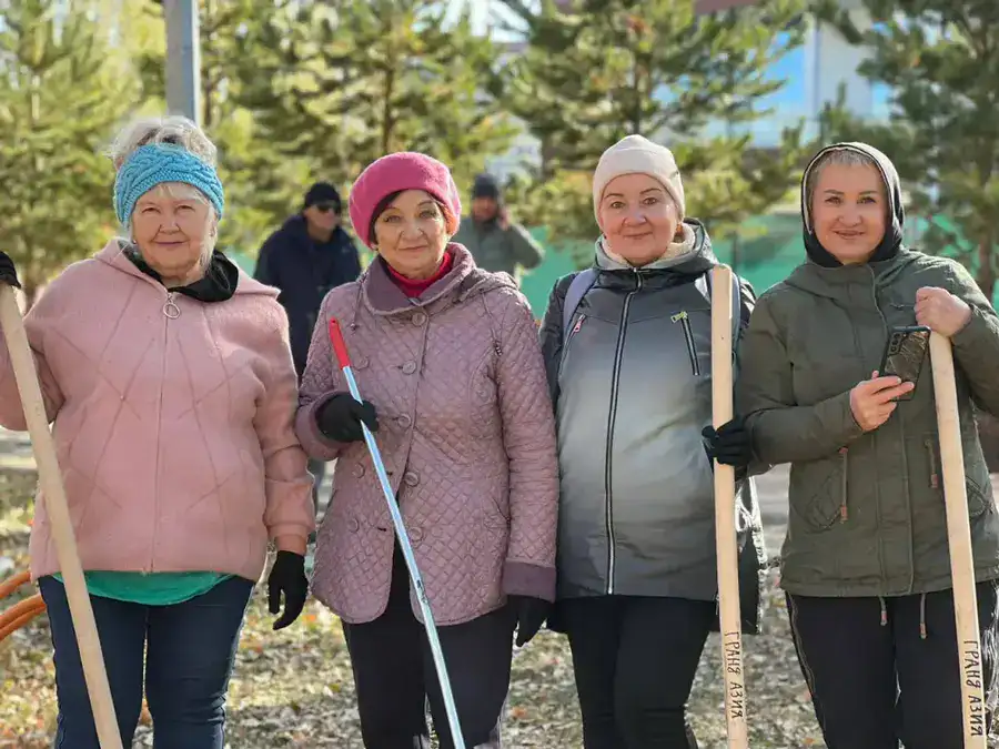 «Таза Қазақстан»: члены АНК посадили на столичной аллее молодые ели (7)
