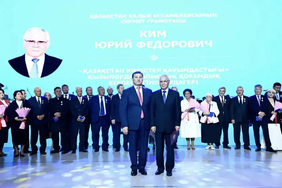 Вручены государственные награды ко Дню Республики (10)